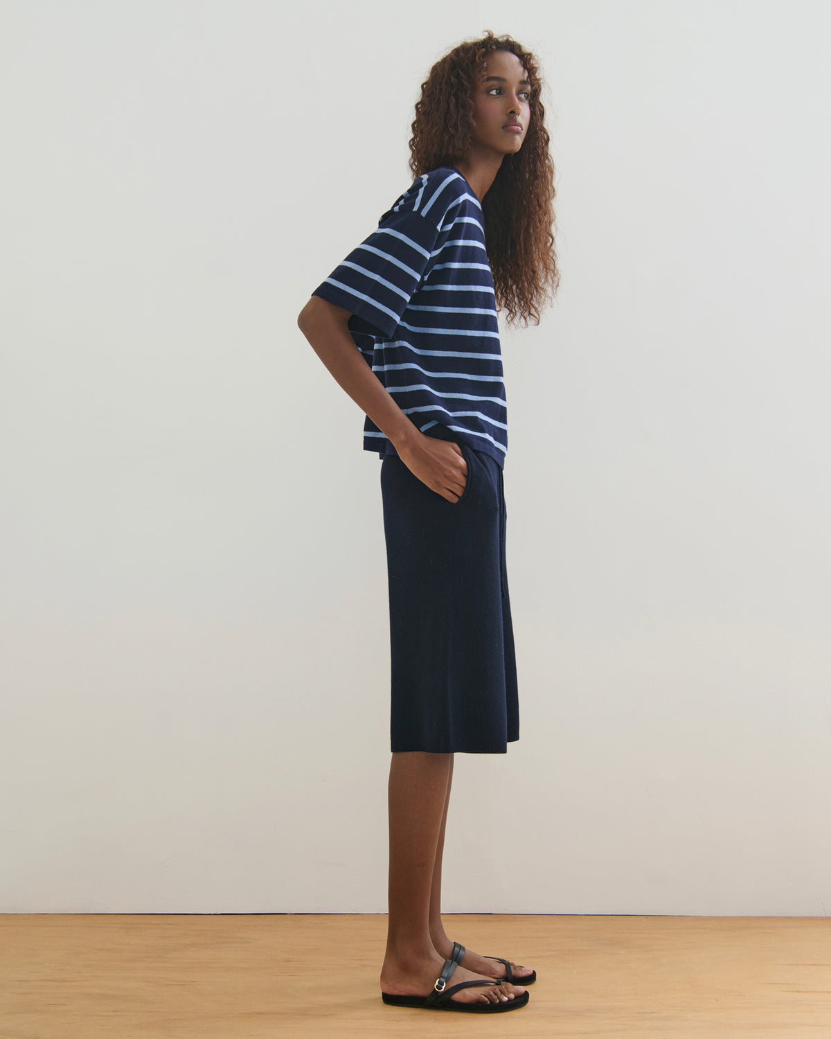 ROAM FREE MID SLEEVE COTTON CASHMERE TEE - NAVY