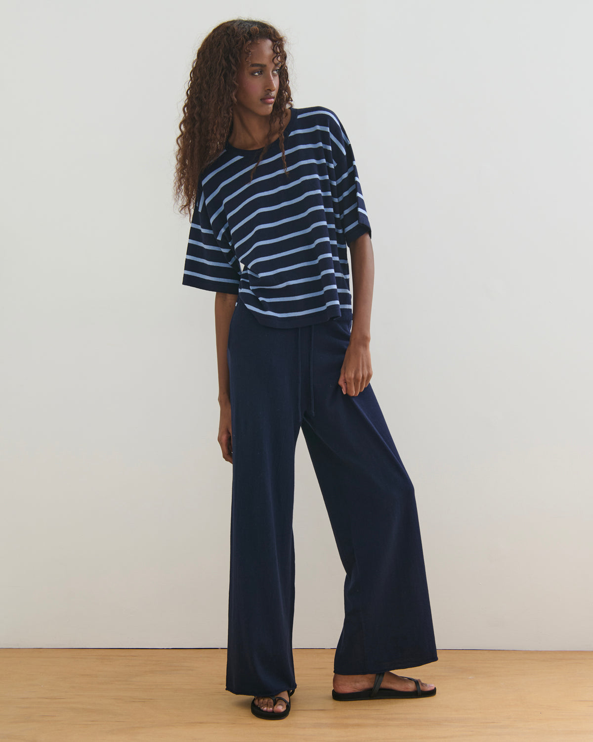 ROAM FREE MID SLEEVE COTTON CASHMERE TEE - NAVY