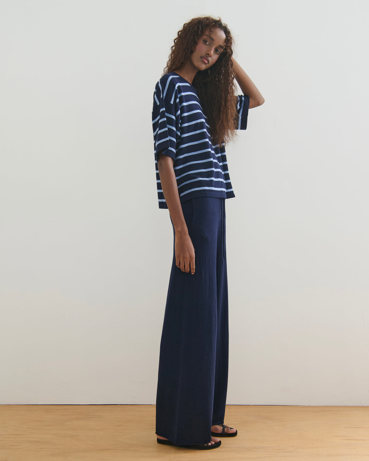 ROAM FREE MID SLEEVE COTTON CASHMERE TEE - NAVY