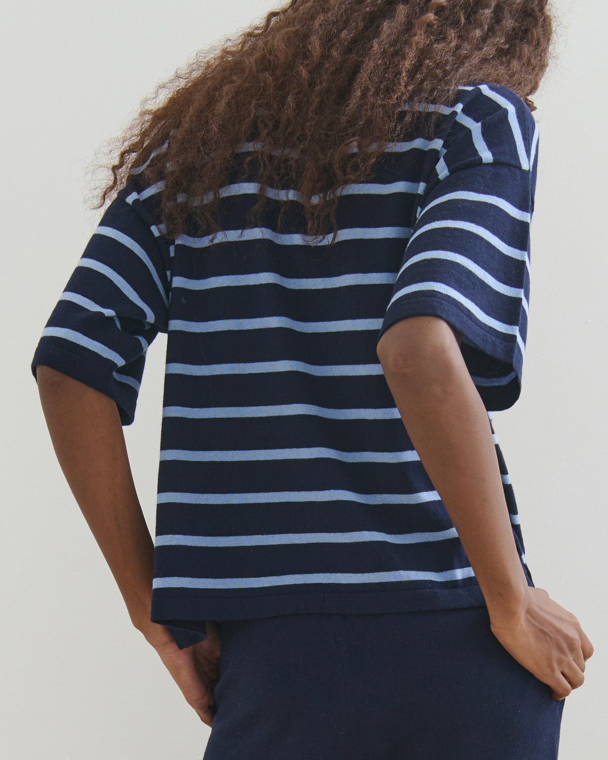 ROAM FREE MID SLEEVE COTTON CASHMERE TEE - NAVY