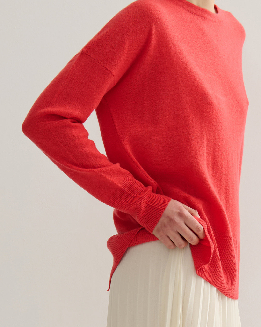 SPLIT BACK-HEM CREW NECK PULLOVER - POPPY RED