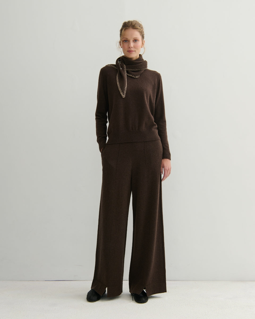 CASHMERE CONTRAST STITCH TRIANGLE SCARF - CHOCOLATE