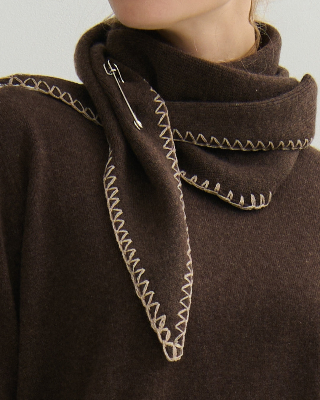 CASHMERE CONTRAST STITCH TRIANGLE SCARF - CHOCOLATE